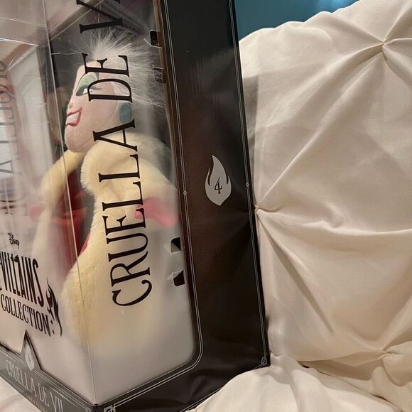 Disney Exclusive Villains Collection Cruella de Vil 13” Collectible NIB - Picture 6 of 7